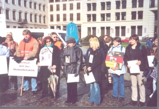 Protestaktion Berlin 02.03.2007 , ein Teil der Witwen und Betroffenen