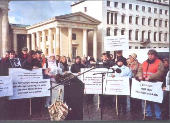 Dank der großen Teilnahme konnten viele Schilder über den Unmut der Witwen u. Betroffenen , Besuchern der Stadt Berlin zu Fragen und Diskussionen