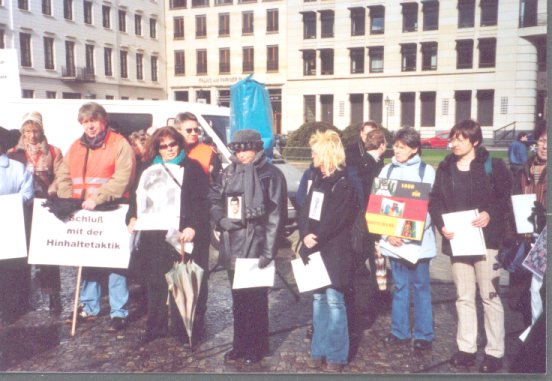 Protestaktion Berlin 02.03.2007 , ein Teil der Witwen und Betroffenen