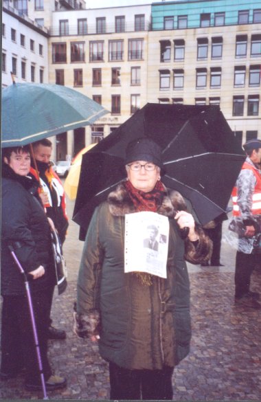 Die meisten Frauen trugen die Bilder ihrer verstorbenen Männer um den Hals um zu zeigen für wen sie kämpfen